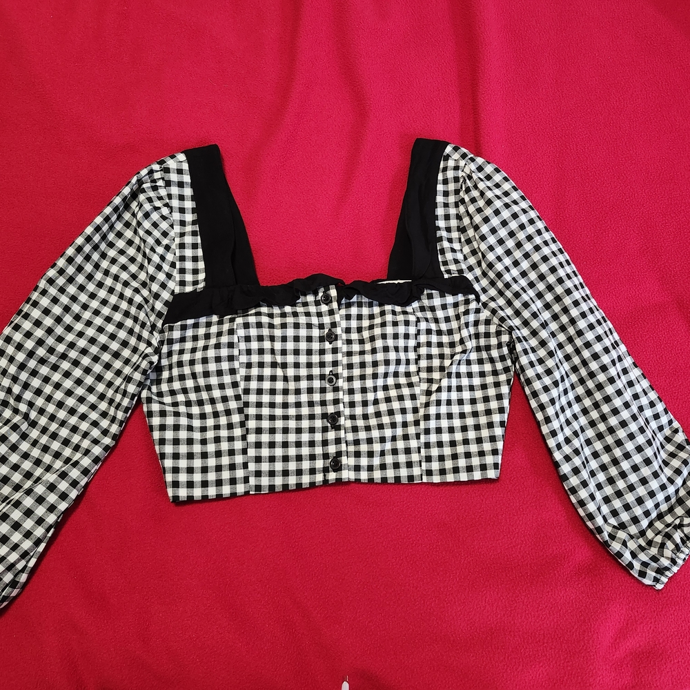 BCBGeneration Red and Black 3/4 Sleeve Fitted Crop Blouse